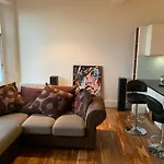 Modern Flat With Nice Views By The Royal Mile
