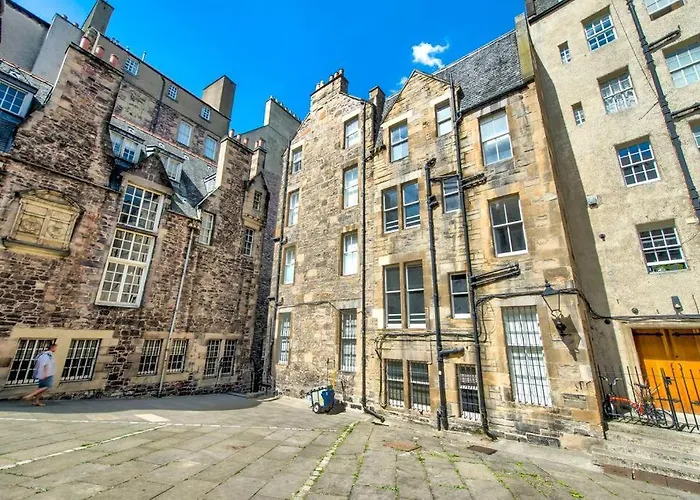 Modern Flat With Nice Views By The Royal Mile