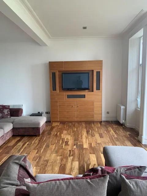 Modern Flat With Views By The Royal Mile Edinburgh