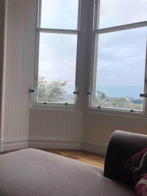 Modern Flat With Views By The Royal Mile Apartment