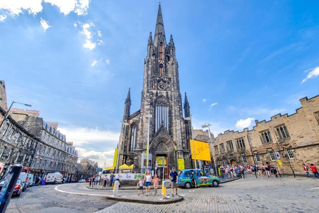 Modern Flat With Views By The Royal Mile Edinburgh