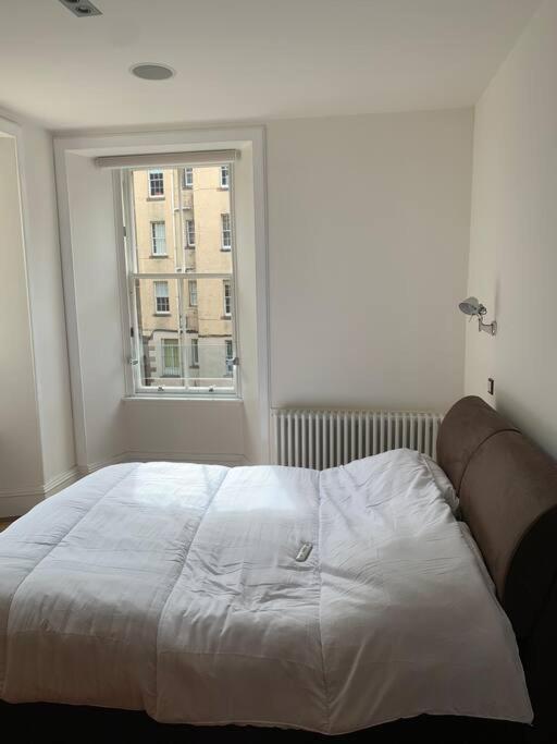 Apartment Modern Flat With Views By The Royal Mile *