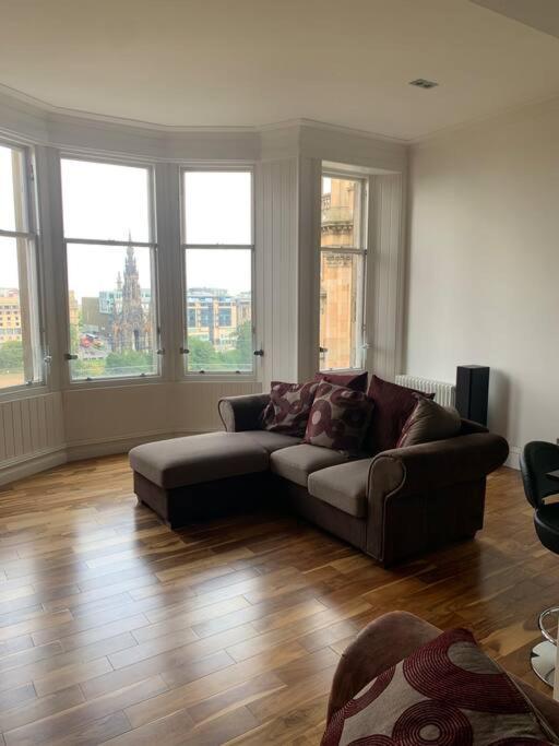 Modern Flat With Views By The Royal Mile *