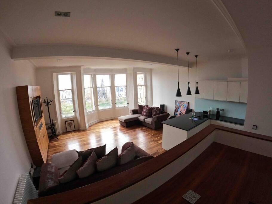 Modern Flat With Views By The Royal Mile