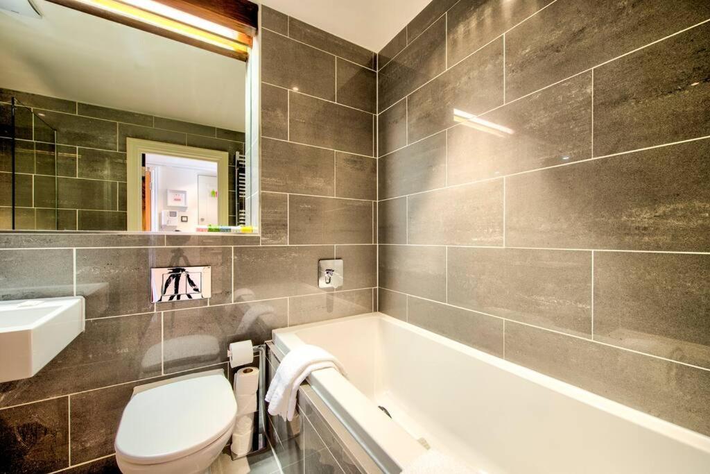 Modern Flat With Views By The Royal Mile Edinburgh